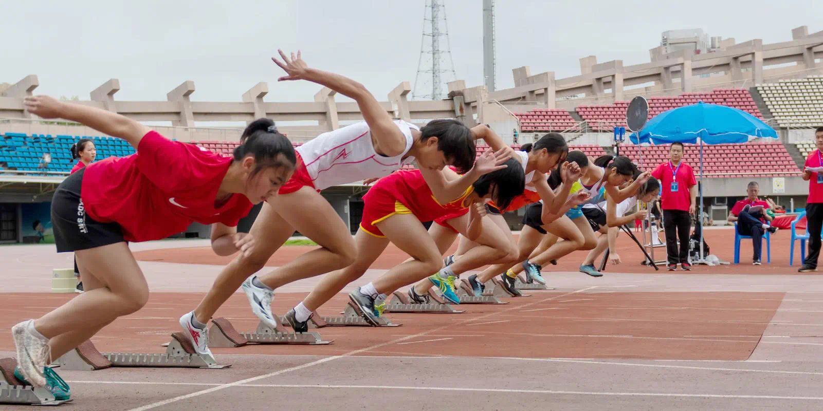 给女儿送网球拍去学校